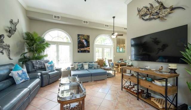 Orchid Oasis - Only Minutes from Smather's and Rest Beaches!