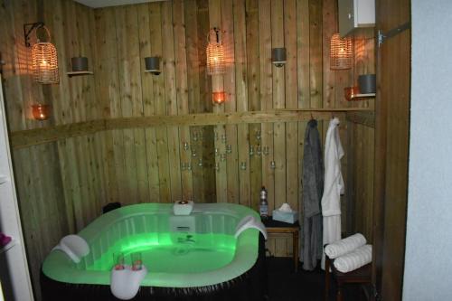 Orchidée SPA Apartment with Jacuzzi close by Laufen