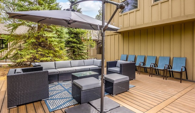 OREG11 - Lodge-Style Home, 2 King Suites, A/C, Games, Hot Tub