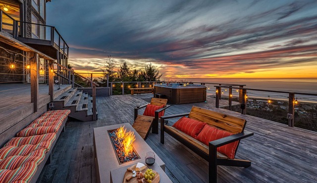 Oregon Coast A-List Oceanview Mansion Hot Tub, Theater & NFL Access