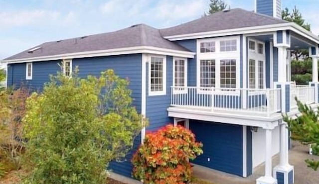 Oregon Coast Gem: Beach, Lake & Family Friendly