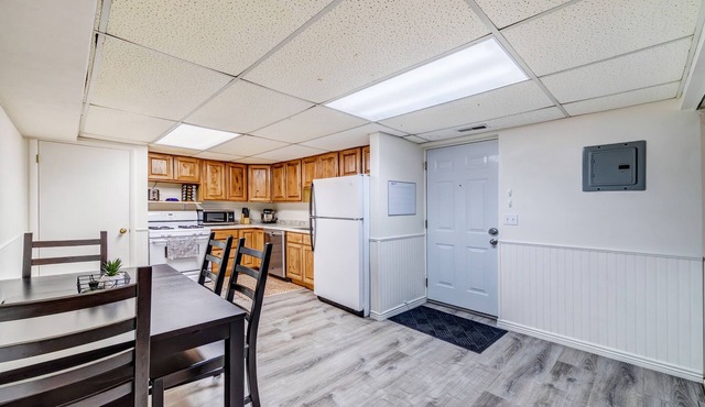 Orem Lower Level Apartment w/Hot Tub access! 6 minutes to Provo Canyon