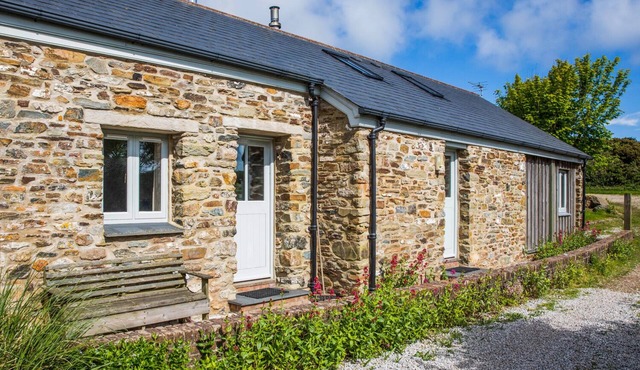 OREO'S COTTAGE, pet friendly, with open fire in St Agnes