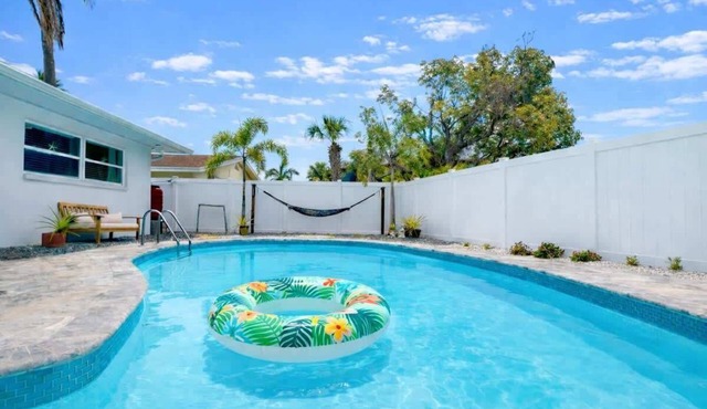 Organic & Modern~90° Heated Salt Pool~Walk 2 beach