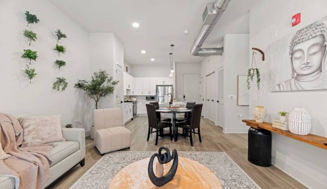 Organic Modern Retreat 1 BR2Bed Pool & Gym