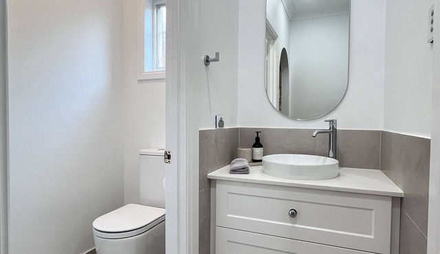 Oriental charming 3-bedroom house in welcoming Saint Peters with AC, WiFi