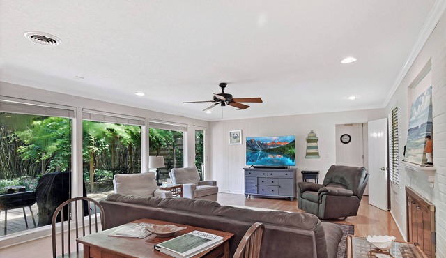 Original beach cottage! 3 bed/2 bath - In the Village!