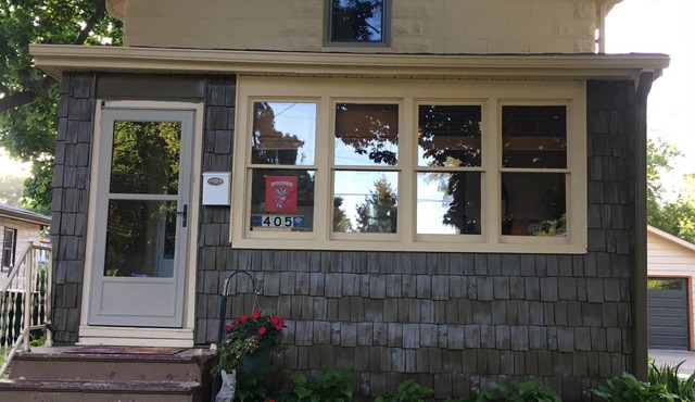 Original cozy farmhouse homestead 2 blocks from the bike path and