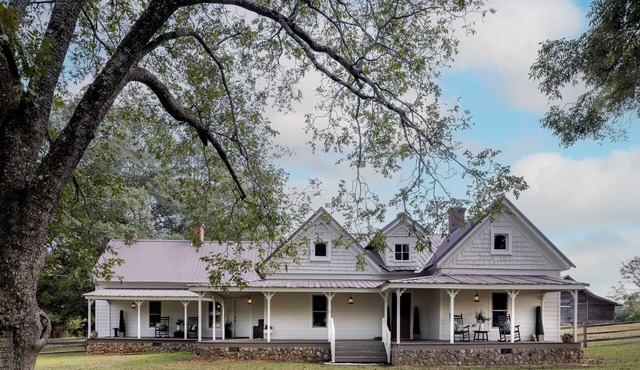 Original Farmhouse est <1920, Professionally Designed, Charm & Comfort in mind!