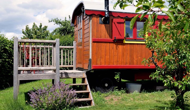 Original gîte in a traveling trailer, on private land near Cluny