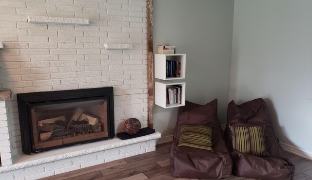 Orillia Oasis w/hot tub & canal-2 minutes from the beach!