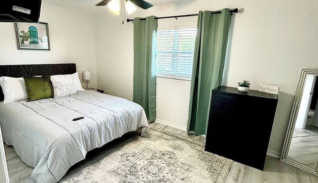 Orlando Airport-5 miles-Charming 2-bedroom, 2 bath-HS Business Internet