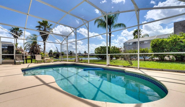 Orlando Family Retreat: 4BR, Private Pool and Lake