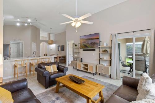 Orlando Family Retreat 4BR, Private Pool and Lake