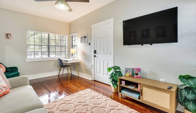 Orlando ‘Golden Girls’ Retreat: Prime Location!