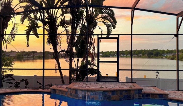 Orlando Lakefront Pool Home, 25 min from Disney & Universal, 15 min from Airport