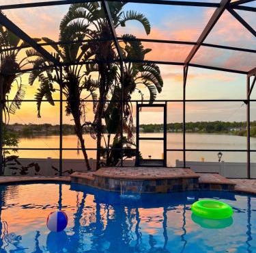 Orlando Lakefront Pool Villa 25 min Disney & Univ