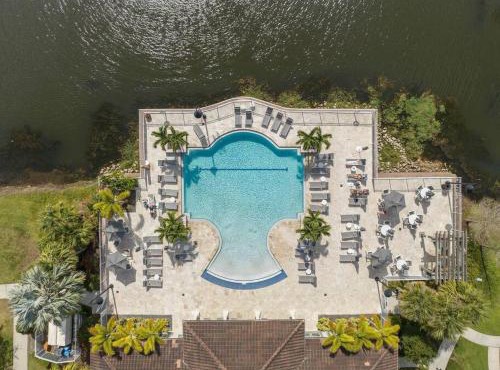 Orlando Oasis: Modern 4BD Balcony+Lake View+Pool