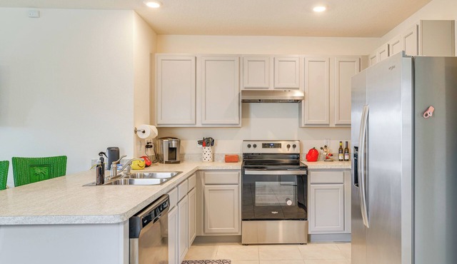 Orlando Theme Park Basecamp: Family Home w/Patio