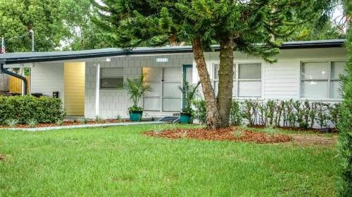 Orlando Villa: Pool Garage & Garden View