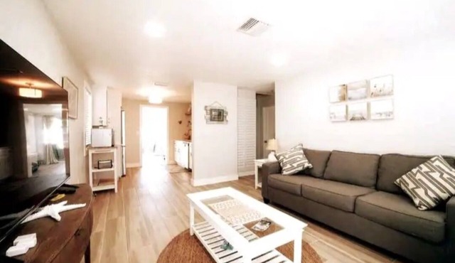 Ormond-by-the-Sea-Charming 2-bedroom home-close to beach and intracoastal