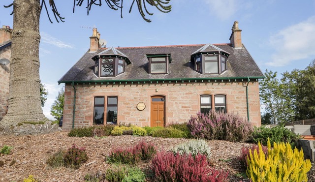 ORRINSIDE, pet friendly, luxury holiday cottage in Muir Of Ord