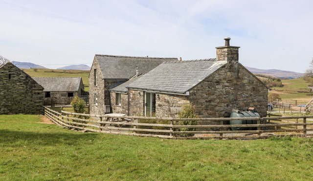 ORSEDD WEN COTTAGE, pet friendly, with open fire in Betws-Y-Coed