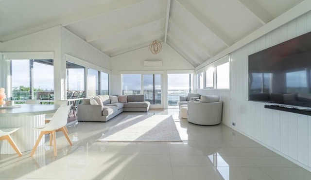 ORTON BEACH VIEWS 200m to BEACH & RESTAURANTS