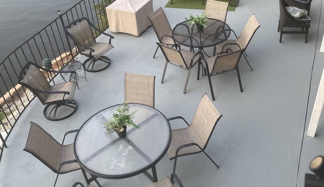 Osage Beach lakefront home. Lg. dock, patio, and a 5 min Walk to Backwater Jacks