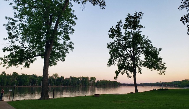 Osage River Get-Away, kayaks included! Relaxing with a beautiful view