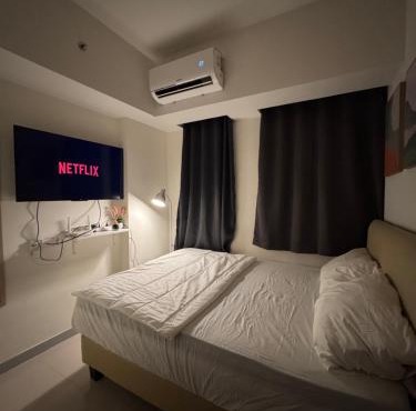 Osaka Resort at Osaka Apt PIK2 with Smart 4K TV, Free Wifi, and Hot Water