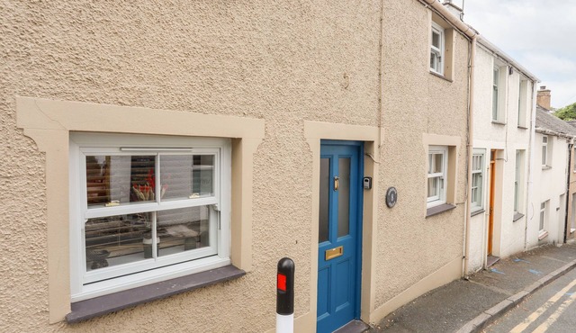 OSBORNE HOUSE, pet friendly, with open fire in Menai Bridge