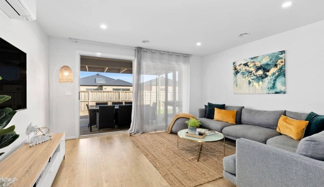 OSCAR - A Tranquil Armstrong Creek Home + NETFLIX