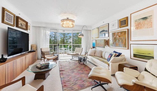 Oscar on Main resort Walk to beach and Tedder Ave