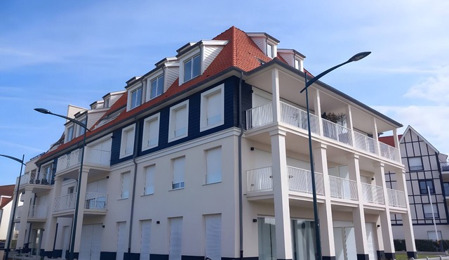 Oscar Wilde Residence, Close to the Sea