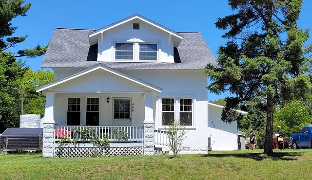 Oscoda Hilltop Haven - Great Location near Beach and Downtown! Pet-Friendly with New Central A/C!