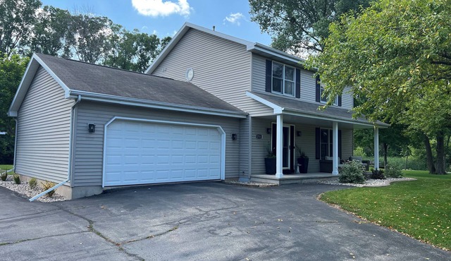 Oshkosh EAA rental house. 5 minutes from the airport!