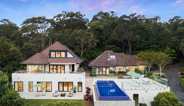 Oskars at Killcare - When it comes to a lavish coastal getaway, it doesnt get any better than this. Introducing Oskars, a historic Tuscan-inspired estate spread over 3,207sqm of spectacular landscaped gardens with majestic views out to Brisbane Water, ...