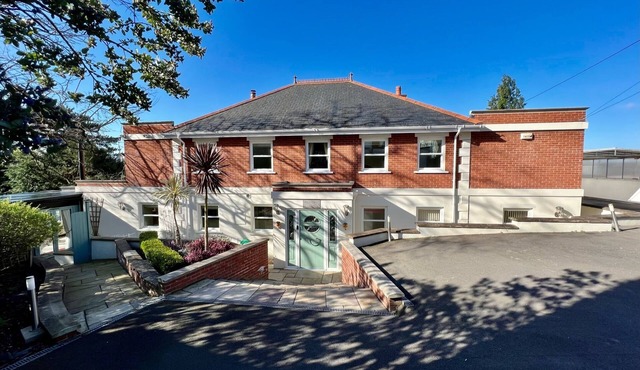 Osmund House, Salisbury Sleeps up to 19