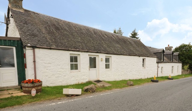 OSPREY COTTAGE, romantic, character holiday cottage in Laggan
