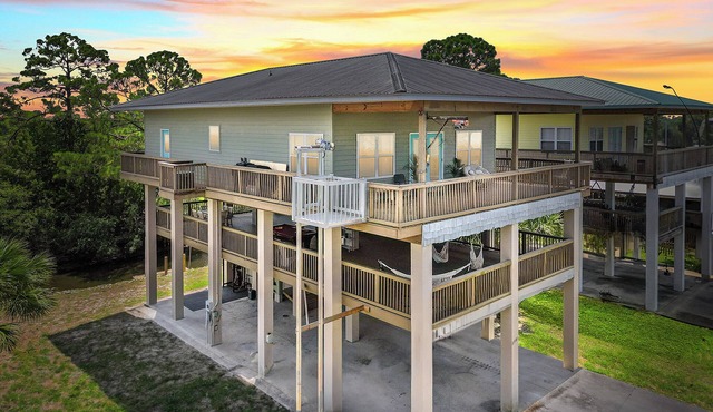 Osprey Landing at Cedar Island, Waterfront home - private boat ramp access included