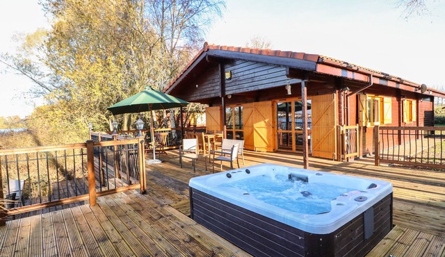 OSPREY LODGE, pet friendly in Tattershall Lakes Country Park