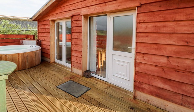 OSPREY LODGE, pet friendly, character holiday cottage in Llanidloes