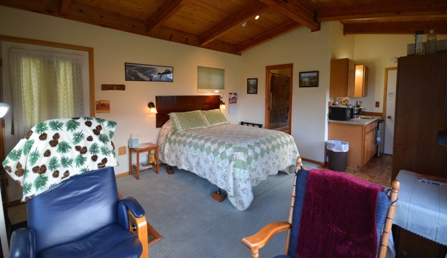 Osprey Point Rest. 5 minutes from Gardiner, Yellowstone River and wildlife views