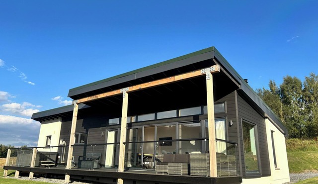 OSPREY VIEW LODGE & HOT TUB, family friendly in Aberfeldy