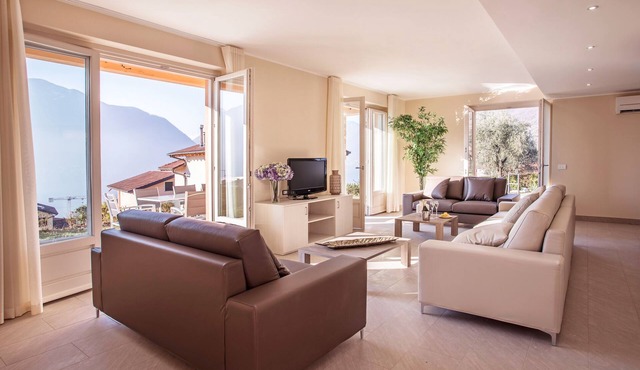 Ossuccio Grande C apartment sleeps 12, lake view & pool by Italian Apartments.