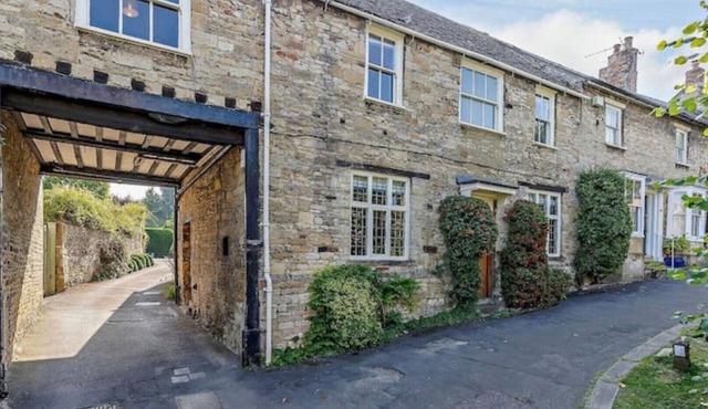 Ostlers - beautiful former Coaching Inn with parking and late Sunday checkout.