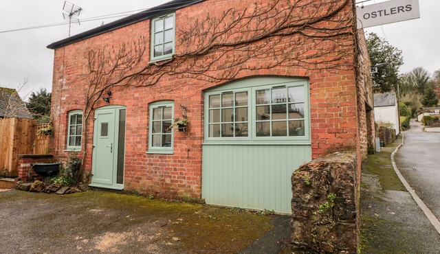 OSTLERS, pet friendly, character holiday cottage in Mitcheldean