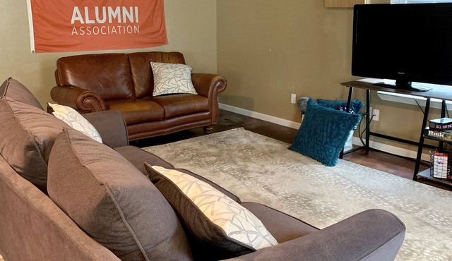 OSU Fan Headquarters- 4 blocks from the Strip, 8 blocks to Campus.