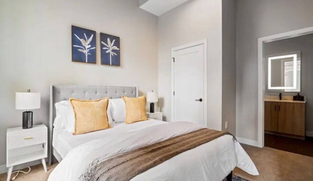 OTR 2BR Queen Beds Walk-In Shower Smart TV